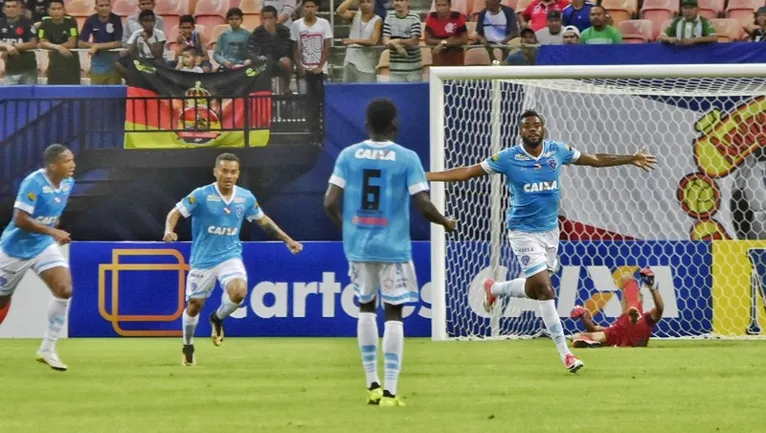 Cassiano faz um dos gols do Paysandu na última vitória do time contra o Manaus, em 2018.