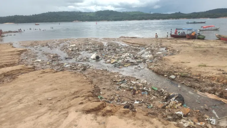 Primeiro final de semana do mês de julho em Tucuruí resultou também em sujeira e areia cheia de lixo