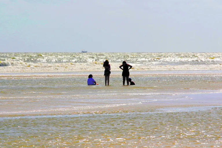 A travessia para a praia da Ponta do Espadarte é feita na Praça do Pescador