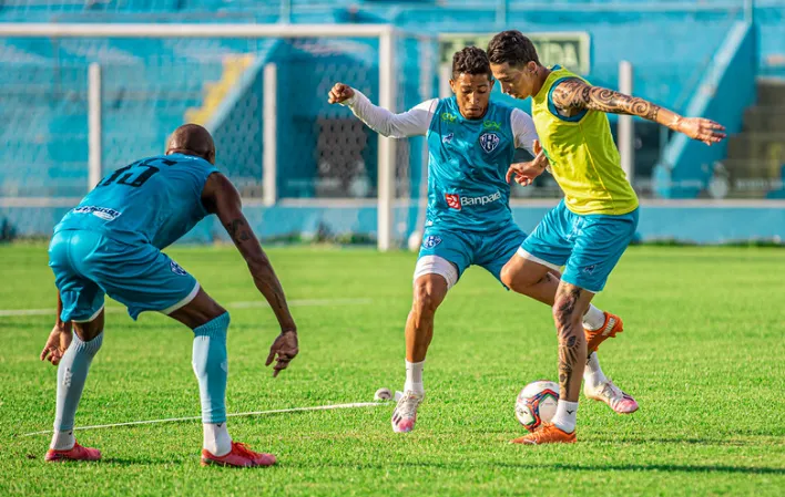 Rildo vem entrando bem e participou dos gols da equipe nos últimos dois jogos, mas, por enquanto, segue como opção.