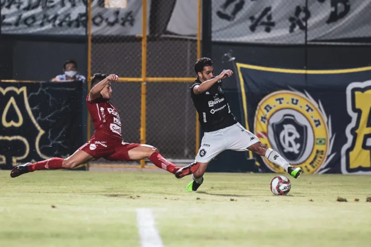 Lucas Siqueira vem atuando mal no meio de campo azulino.