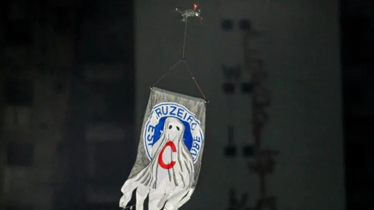 Drone aparece no Baenão carregando um cartaz com o símbolo do Cruzeiro.