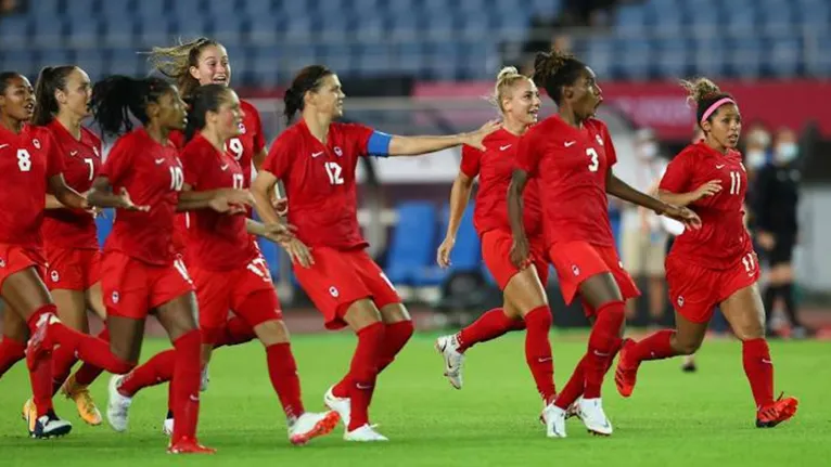 Momento da vitória das canadenses.