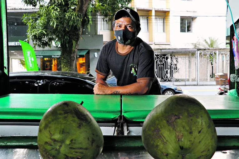 Lourencio, vende coco há duas décadas na Praça Batista Campos.