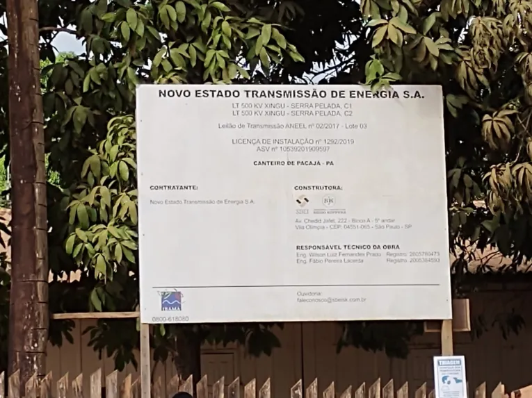 Placa do empreendimento de construção das linhas de transmissão, em Pacajá, no Pará.