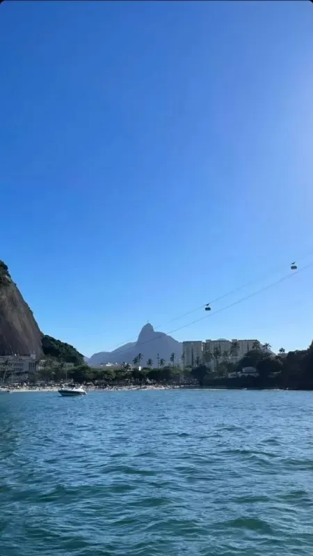 Marquezine mostra o bumbum em frente ao Cristo Redentor