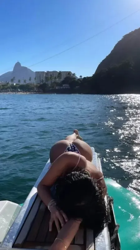 Marquezine mostra o bumbum em frente ao Cristo Redentor