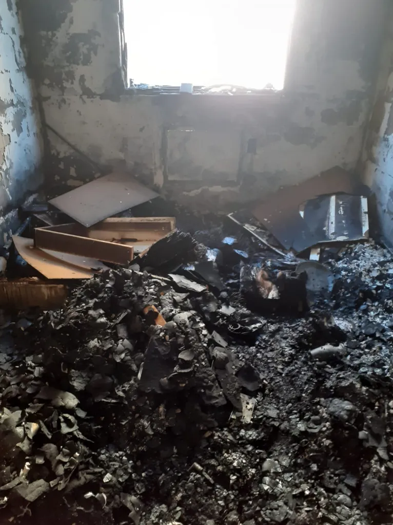 Moradora diz que fogo no colchão provocou incêndio