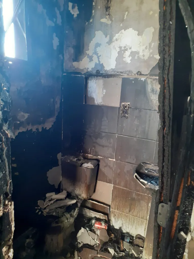 Moradora diz que fogo no colchão provocou incêndio
