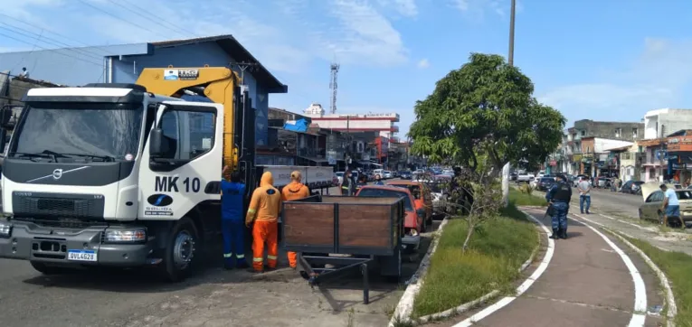 Carcaças de veículos são retiradas de avenida em Belém