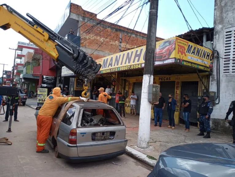 Carcaças de veículos são retiradas de avenida em Belém