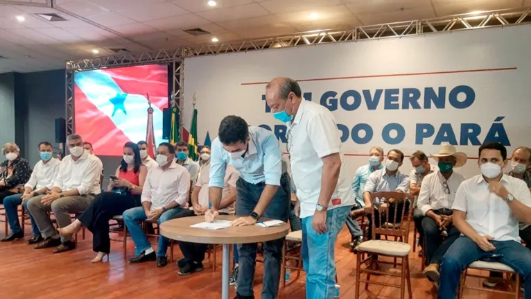 Helder Barbalho mostra a garantia do recurso para o início da obra