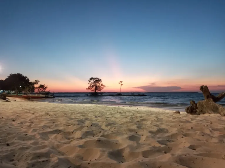 Veja: "pôr-do-sol de fogo" embeleza céus de Belém