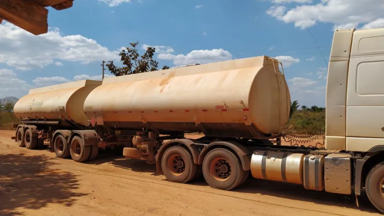 PF apreende combustível ilegal e prende três