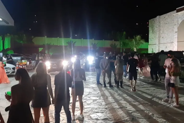Filho de Bolsonaro estava em festa clandestina interditada 