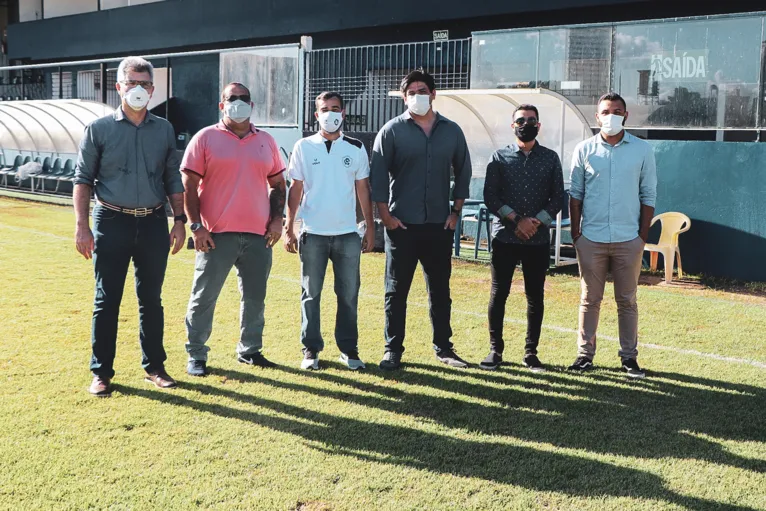 Equipe de vistoria no estádio Baenão