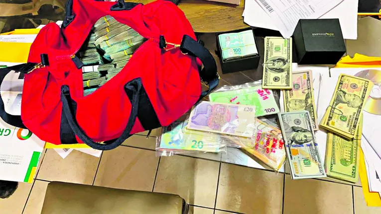 Uma quantia em dinheiro dentro de sacolas foi encontrada em um dos endereços visitados pela PF

