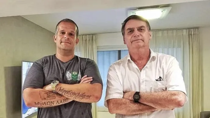 Internautas descobriram fotos do eliminado com o presidente Bolsonaro