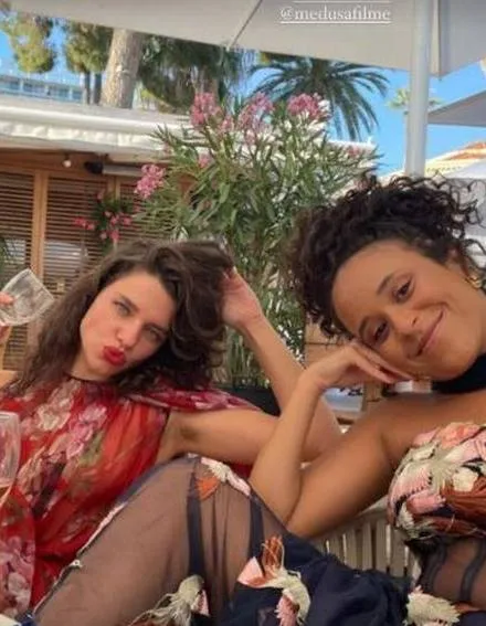 Com axilas peludas, atrizes atacam Bolsonaro em Cannes