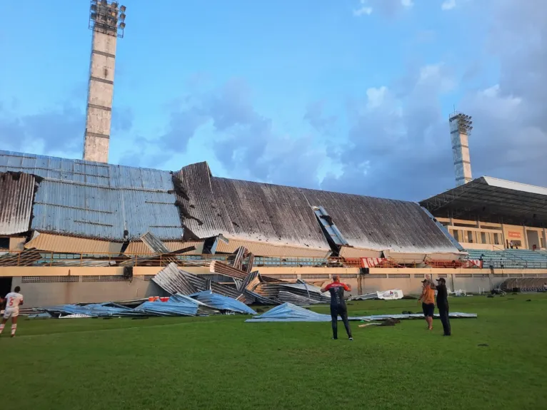 Parte da cobertura do estádio desabou durante partida da Série D.