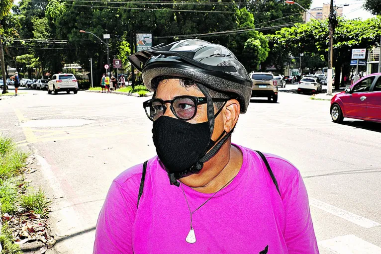 Conceição Mangabeira tem carro, mas prefere a bike. Por dia, ela pedala cerca de 25 quilômetros

