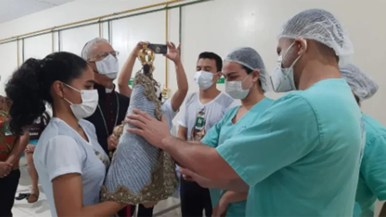 Imagem de N.S. de Nazaré emociona profissionais de saúde