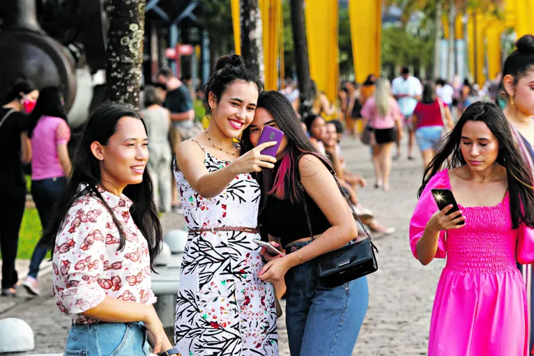 Na Estação das Docas, valeu o registro com o celular do passeio com os amigos

