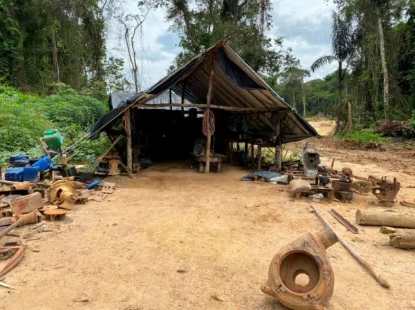 Duas pessoas são resgatadas e 16 fogem de garimpo ilegal
