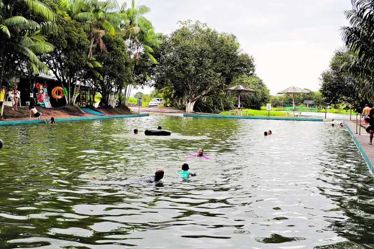 Balneário Paraíso da Família, em Ananindeua, atraiu centenas de pessoas no domingo