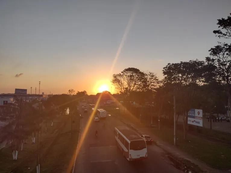 Registro feito por volta de 18h pela internauta Marcia Cardoso na passarela em frente ao IESP, em Marituba