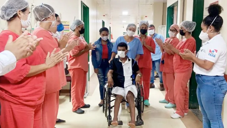 O paciente Waldemir Nascimento recebendo alta médica do hospital. 