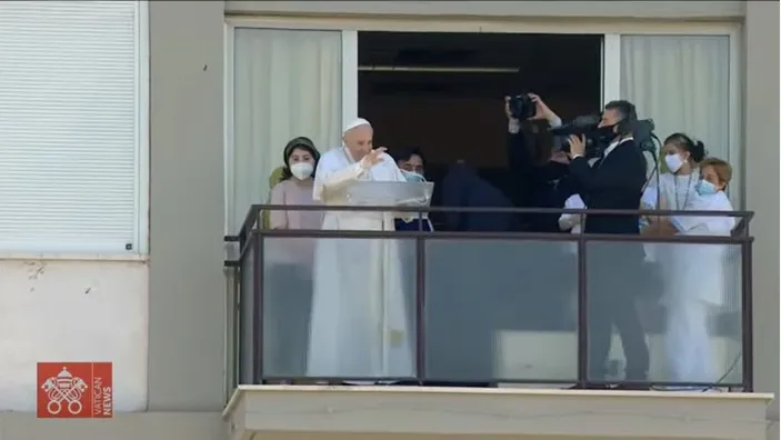 Foi a primeira vez que Francisco não fez o Angelus de uma janela com vista para a Praça de São Pedro