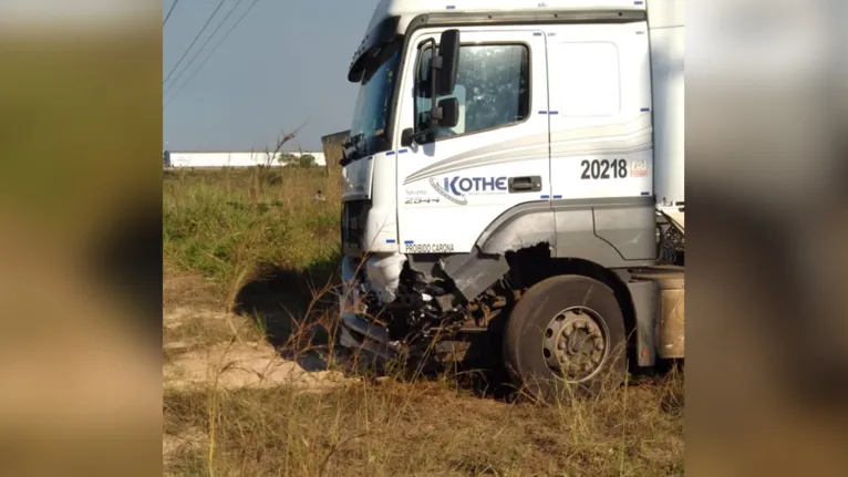 Caminhão ficou com a parte frontal danificada 