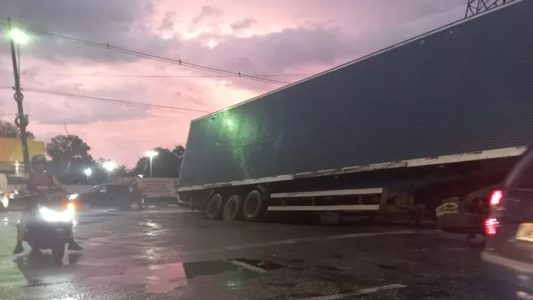 Carreta ficou atravessada na avenida