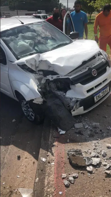 Motorista de aplicativo cochila e derruba poste em Belém