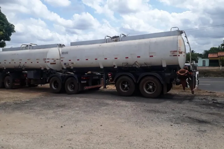 Em Palestina, Transamazônica, veículo foi apreendido após tentar escapar dos fiscais com 15 mil litros de etanol sem nota fiscal