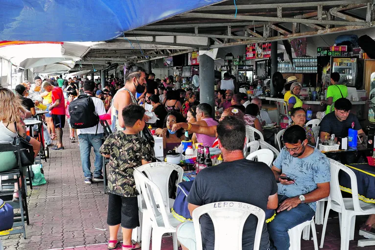 Quem não viajou, aproveitou para curtir o almoço no Ver-o-Peso

