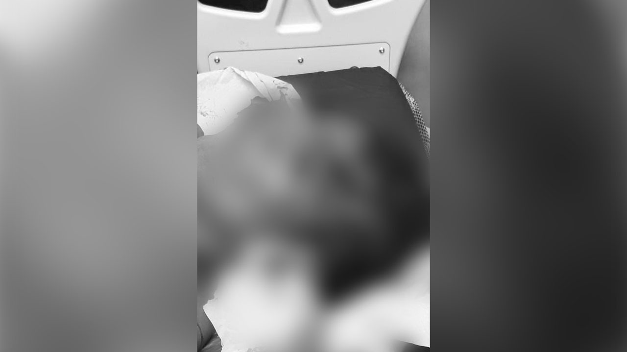 Na maca, Lázaro com a cabeça perfurada por vários tiros