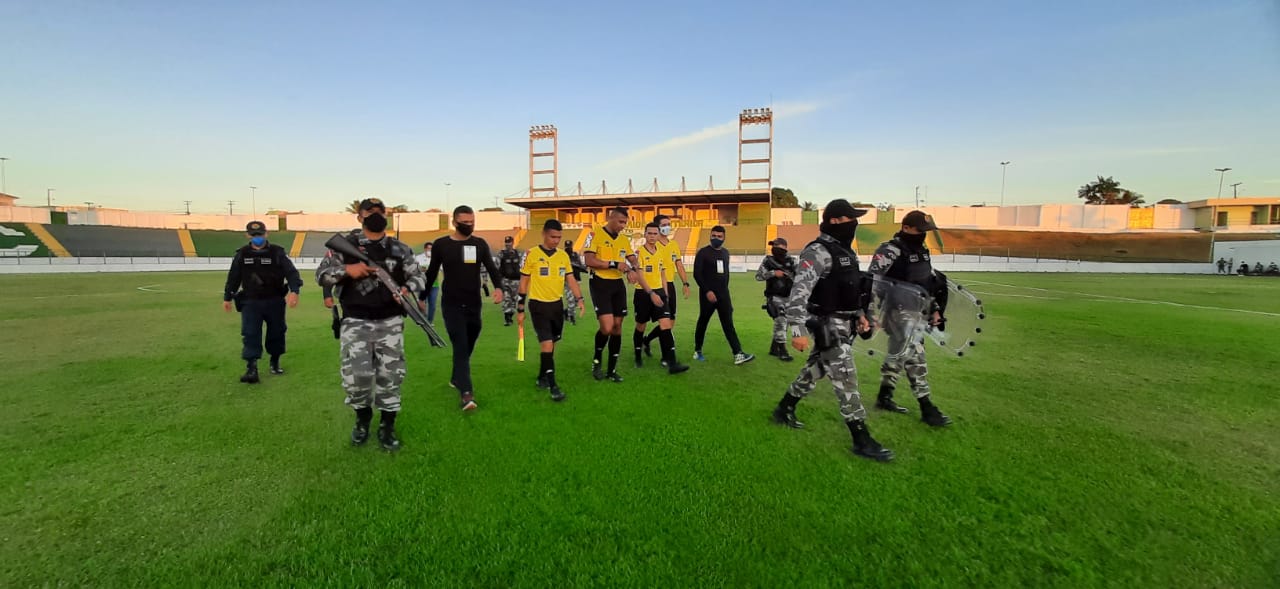 Arbitragem saiu com escolta policial após o apito final