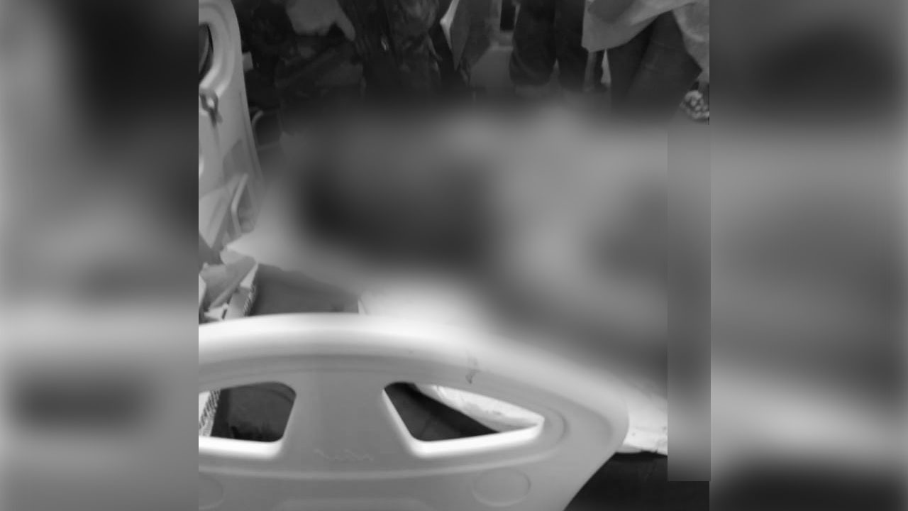 O momento em que o assassino é levado para a ambulância