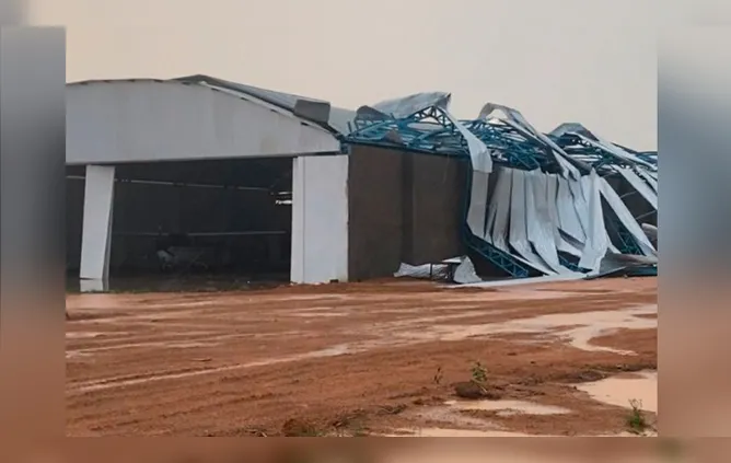 A chuva que caiu acompanhada de um forte vento, destelhou centenas de casas e galpões