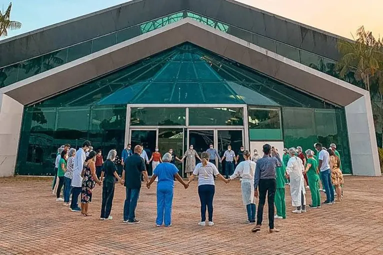 Profissionais que atuaram por mais de um ano contra a Covid-19 se reúnem, oram e agradecem em frente ao Hangar
