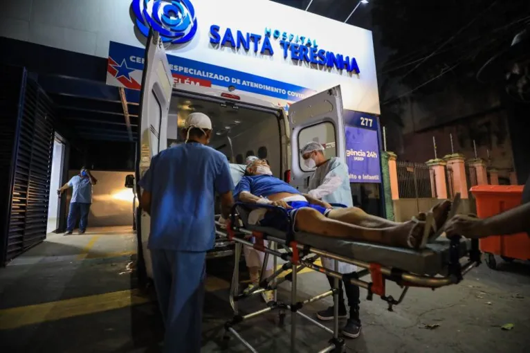 Chegada do paciente ao Hospital Santa Teresinha, onde está instalado o Centro Especializado em Atendimento à Covid-19
