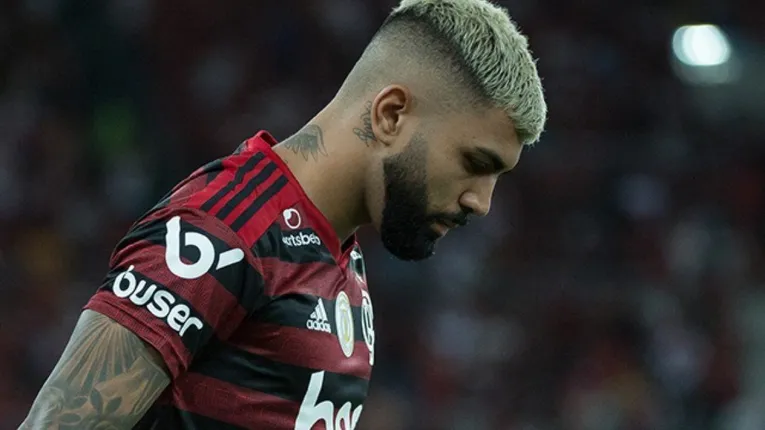 Torcedor joga copo na cara de Gabigol e em coronel do BEPE