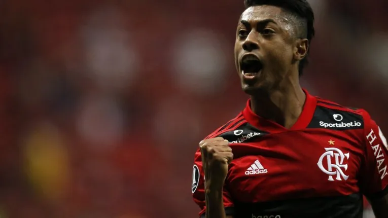 Torcedora do Flamengo processa Bruno Henrique em R$ 13 mi