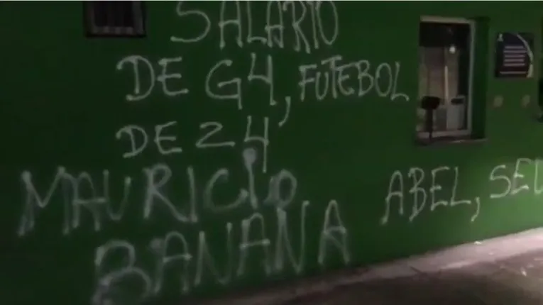 Muros do estádio do Palmeiras são pichados após derrota.