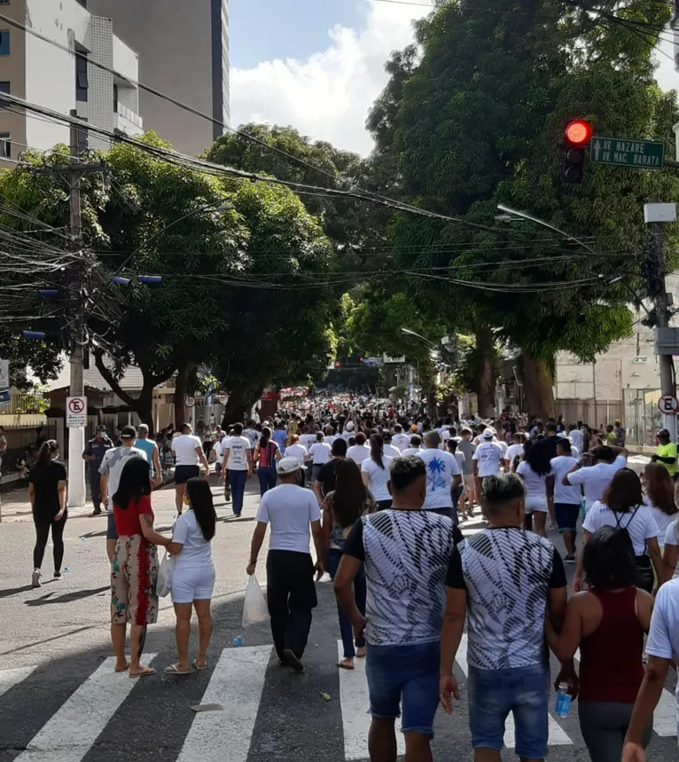 Fiéis lotavam o entorno da Basílica.