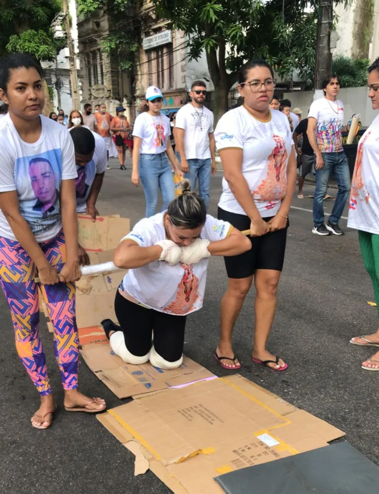 Promesseiros seguem o trajeto do Círio de joelhos.