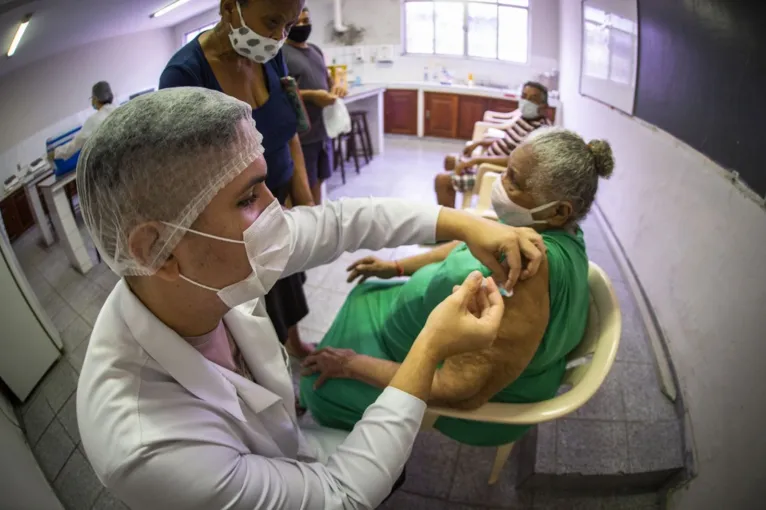 Finalmente, a vacinação: idosos recebem as doses para prevenir a covid-19.