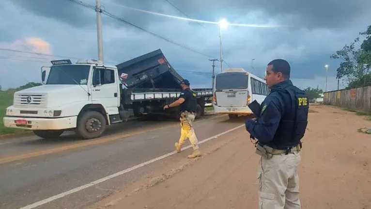 Acidente deixa o trânsito lento na ponte rodoferroviária   